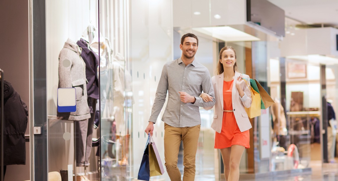 Un couple faisant du shopping et qui utilise le chèque cadeau.