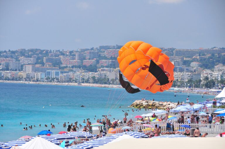 Histoire du chèque vacances ANCV : l&rsquo;outil indispensable pour démocratiser les départs
